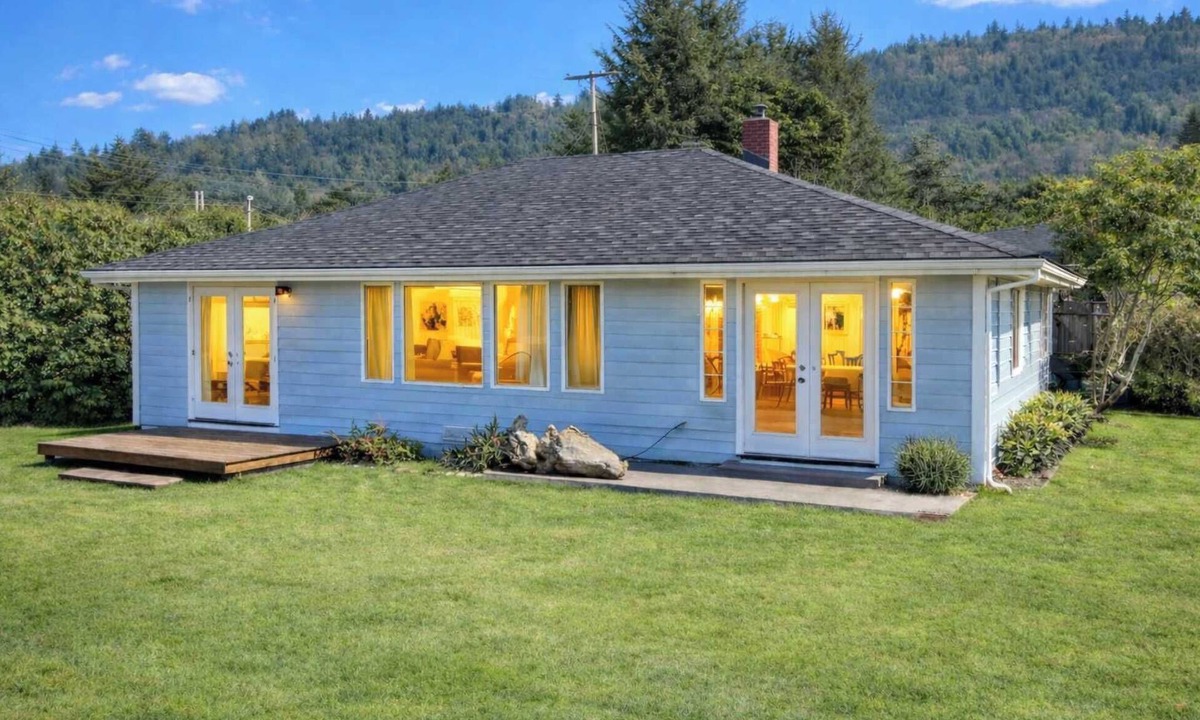 Smith River House | Surfside Beach House near Ancient Redwoods