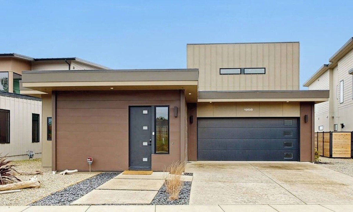 Coos Bay House | Sweeping Bay Views, Room for Everyone & A Hidden Door