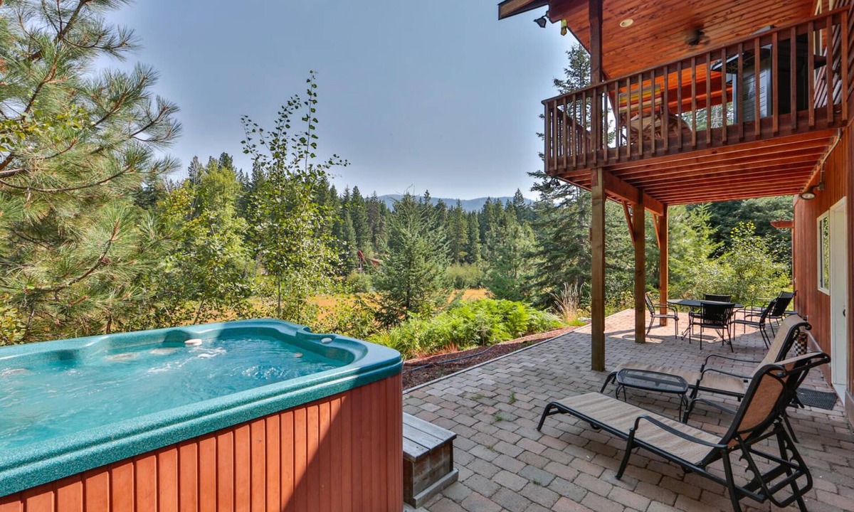Leavenworth Cabin | Sweet Private Leavenworth River Front Cabin with Fast WiFi & hot tub- Sleeps 6.