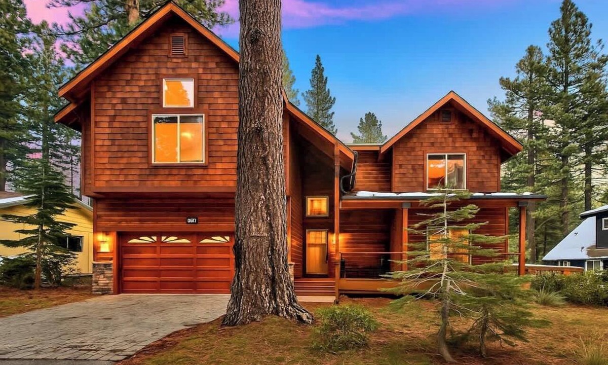 Pioneer Trail Cabin | Tahoe Lodge: Hot Tub, Air Conditioning, BBQ, Bunks