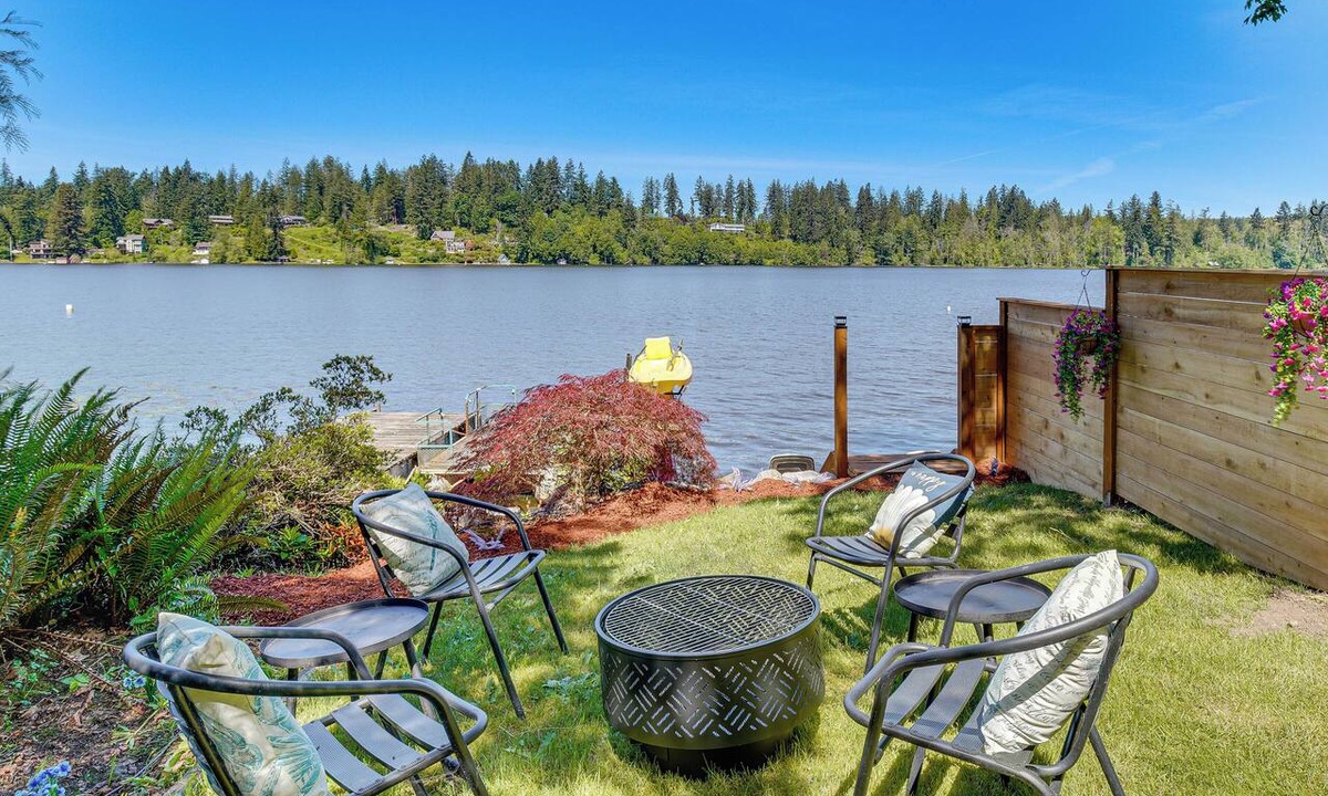 Eatonville Apartment | Tanwax Lake Waterfront Studio w/Private Hot Tub!