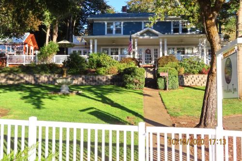 Roseburg Bed & Breakfast | Terraluna Inn