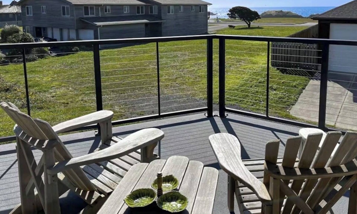 Bandon House | That 70s Beach House Retreat 1 block from Ocean
