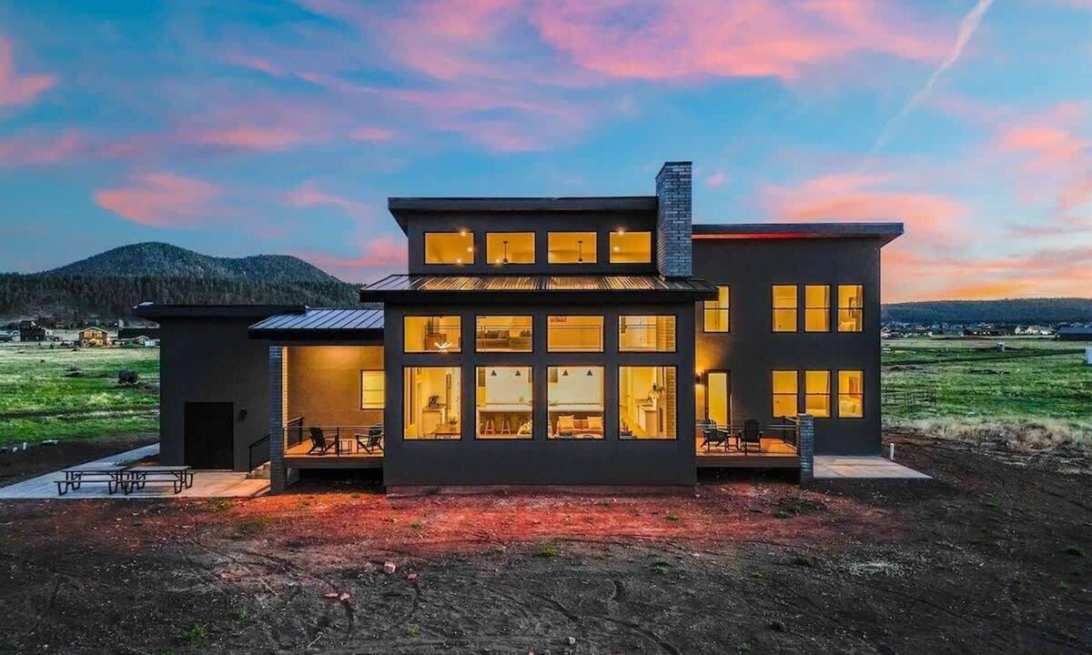Fort Valley House | The Bluebird Flagstaff, Jacuzzi, Sleeps 26