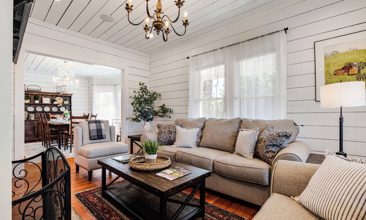 Carlton House | The Carlton Farmhouse: A Quintessential Stay