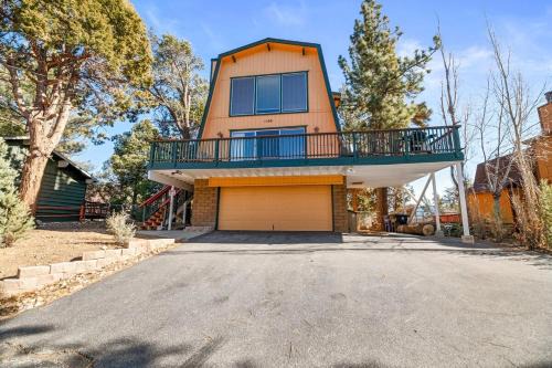 Whispering Forest House | The Cedar Bear Lodge, Jacuzzi with an Outdoor Patio & BBQ