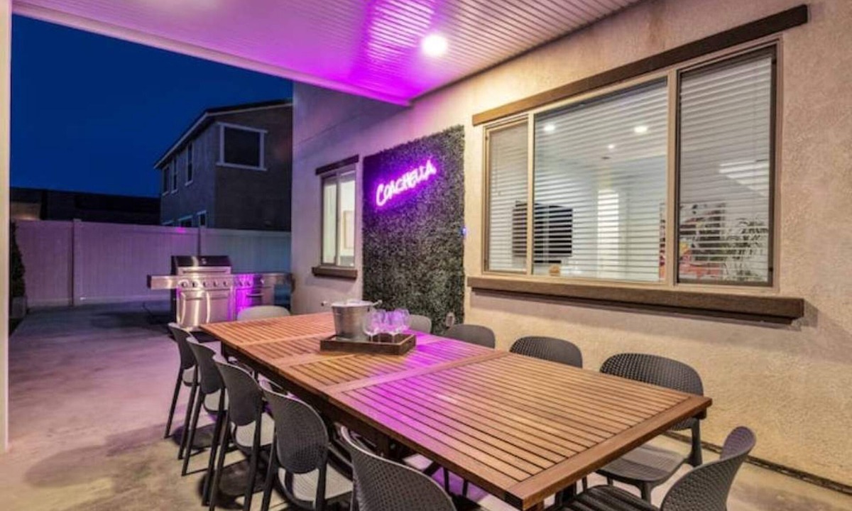 Coachella House | The Chateau- Pool, Spa, BBQ, Fire pit, Sleeps 19