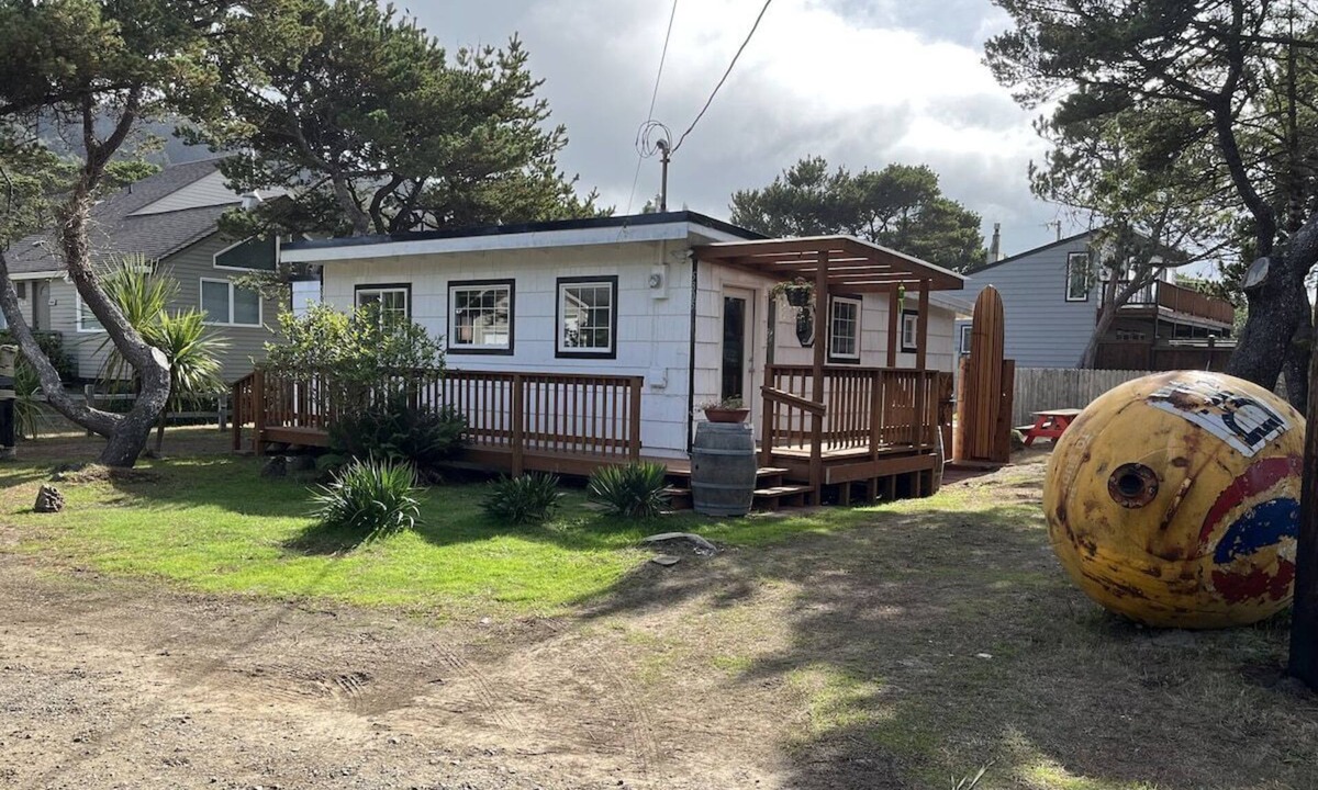 Tierra Del Mar House | The Chillton Cozy cabin steps to beach