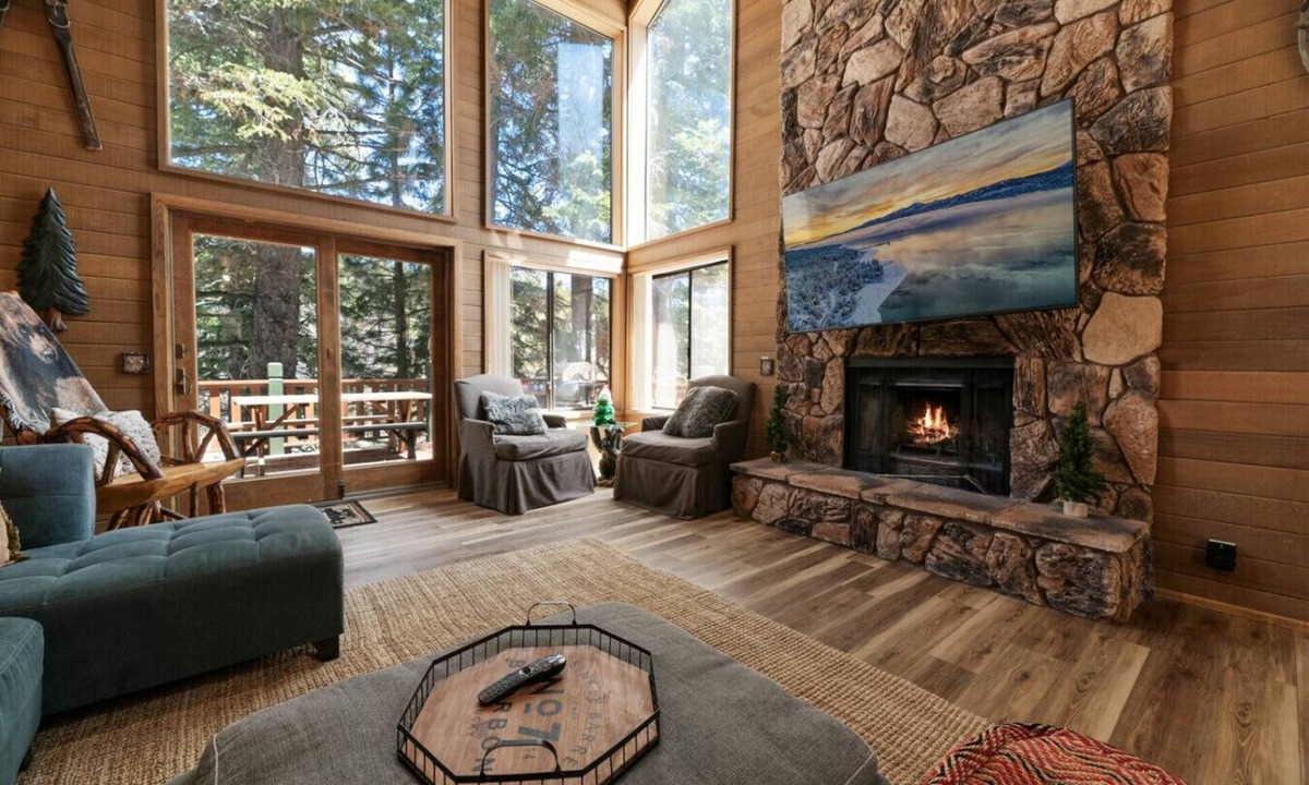 Upper Moonridge House | The Circle Moon - 1 mi to Bear Mtn/Game Room+Spa!