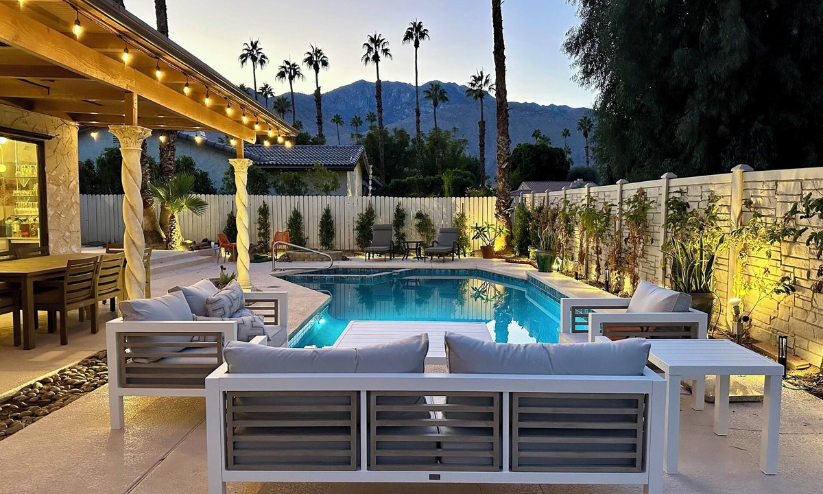 Araby House | The Compadre: 70s vibes 3BD with POOL and SPA, TENNIS & PICKLEBALL