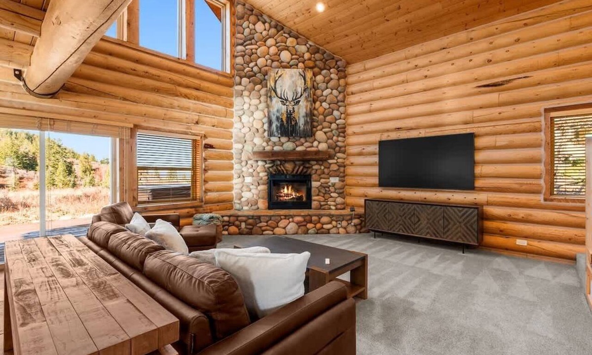 Summit Park House | The Crestview Cabin | Golf Simulator & Hot Tub