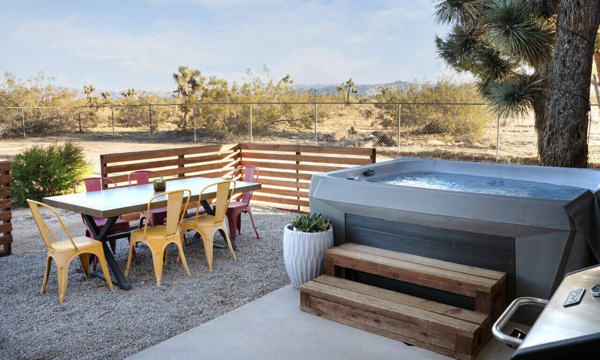 Yucca Valley House | The Desert Peacock, Hot Tub, Central AC & VIEWS