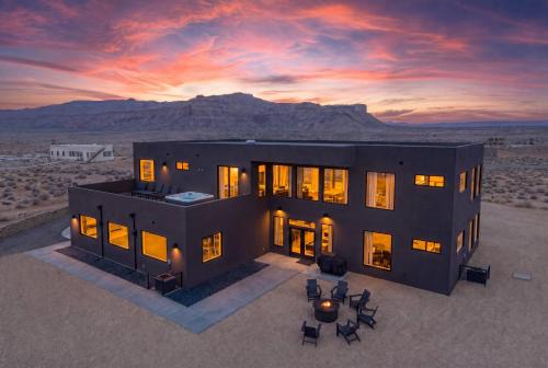 Big Water House | The Highlander - Luxe Hot Tub Firepit Views