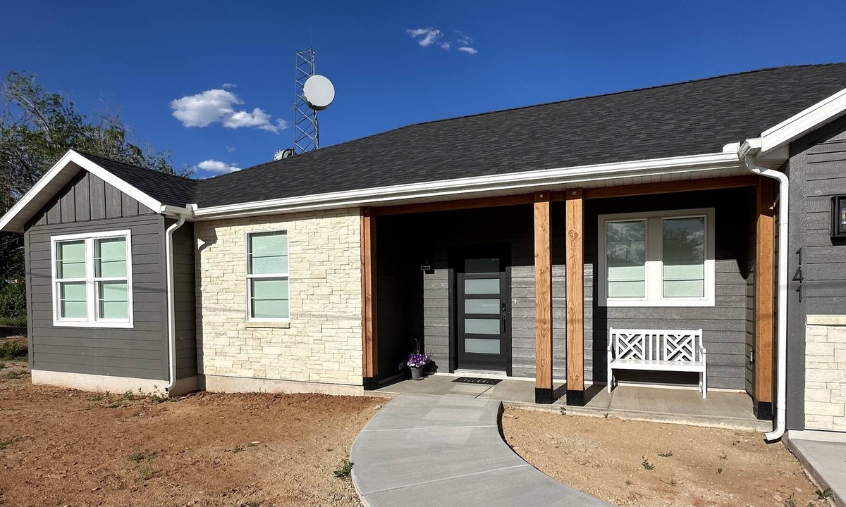 Blanding House | The Holliday House: Close to shops, eating, scenic trails and views.