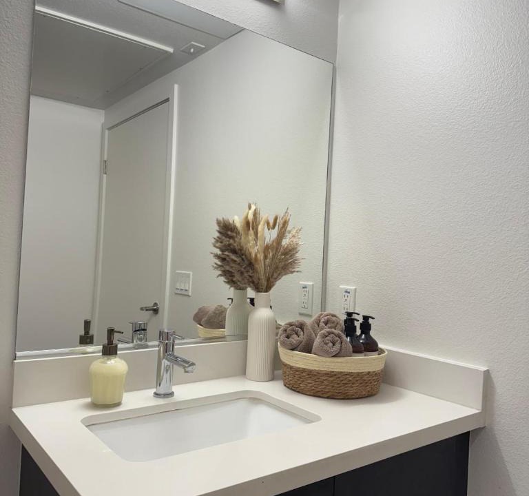 Little Armenia Apartment | The Hollywood Blvd Loft FREE AND DESIGNATED PARKING