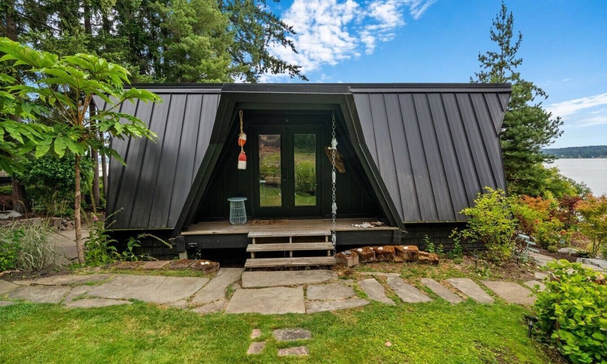 West Hills House | The Loft - Garden Retreat at Black Pearl on Dyes Inlet