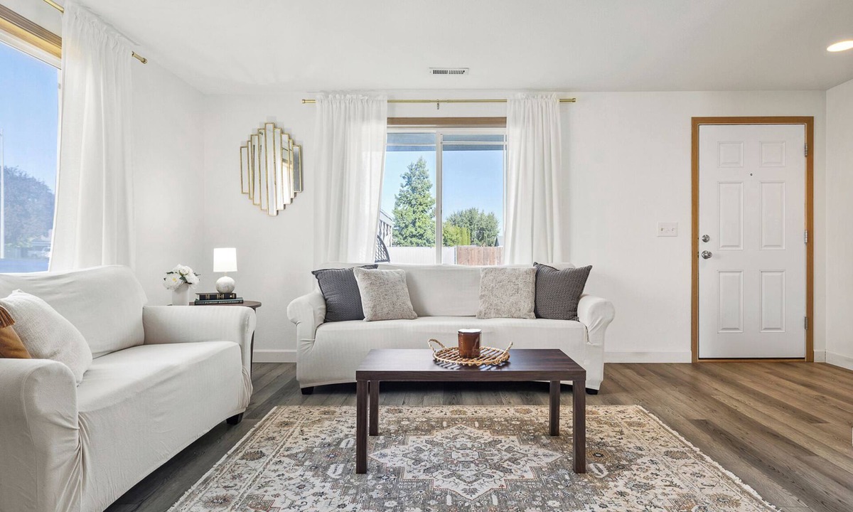 Pasco House | The Marigold - Cozy 3 Bed House in Pasco