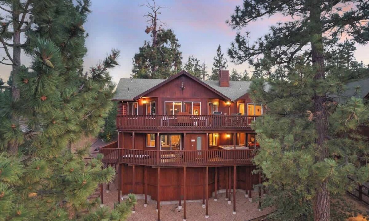 Castle Glen Estates House | The Moose Lodge. Stunning Mtn Views. Spa. Games.
