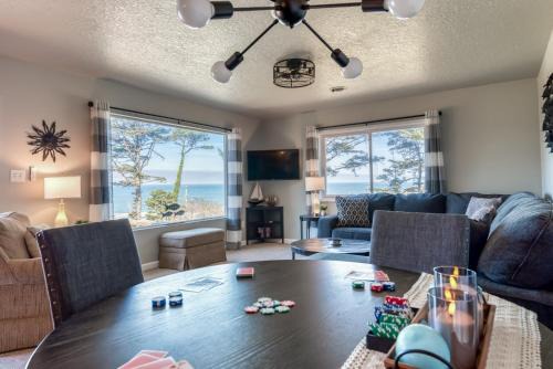 Lincoln City House | The Pacific Lookout Sleeps 6, Hot Tub, Pet Friendly, Ocean View, EV Charger