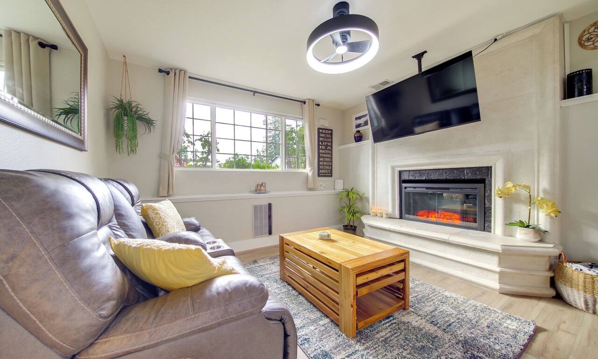 Silver Lake Apartment | 'The Silverlake Hideaway' - Chic Everett ADU