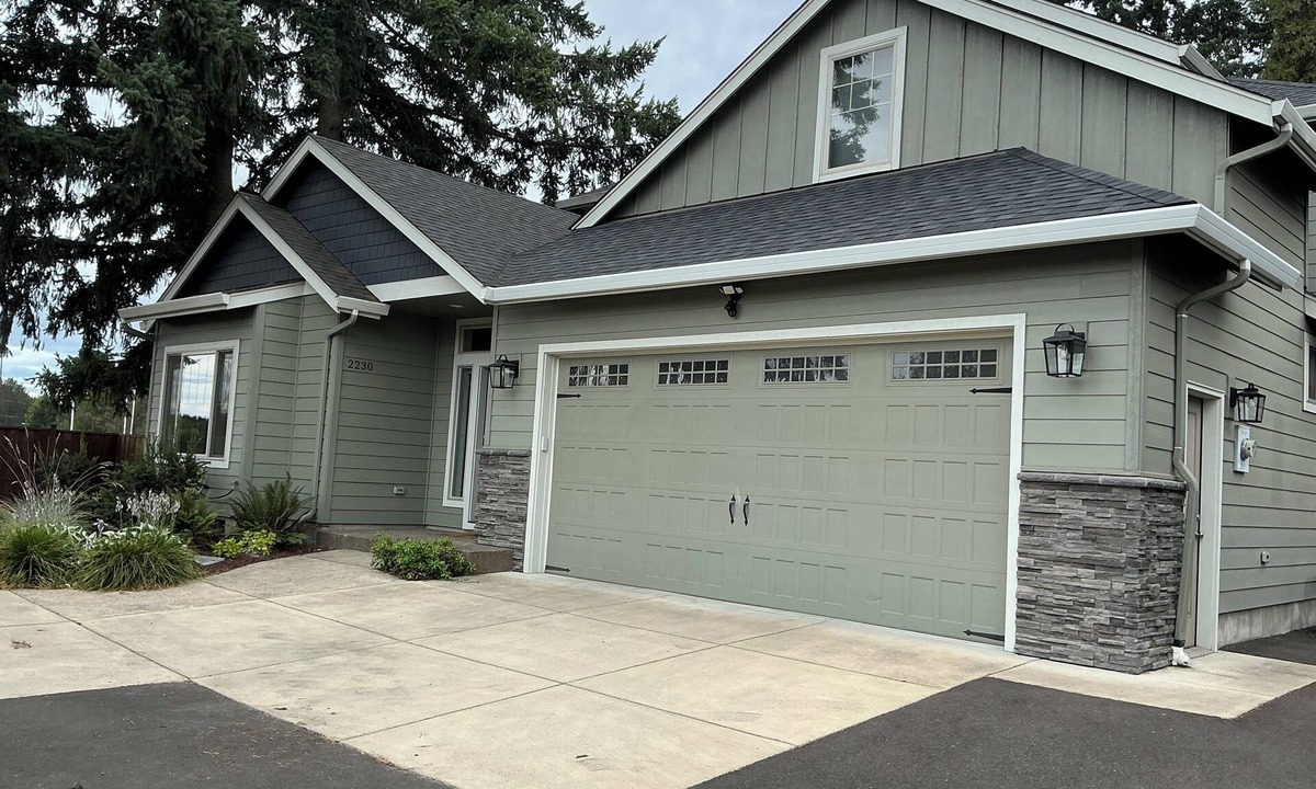 Eugene House | The Track House - 4BR Near UO, Autzen & Hayward, Peaceful & Spacious