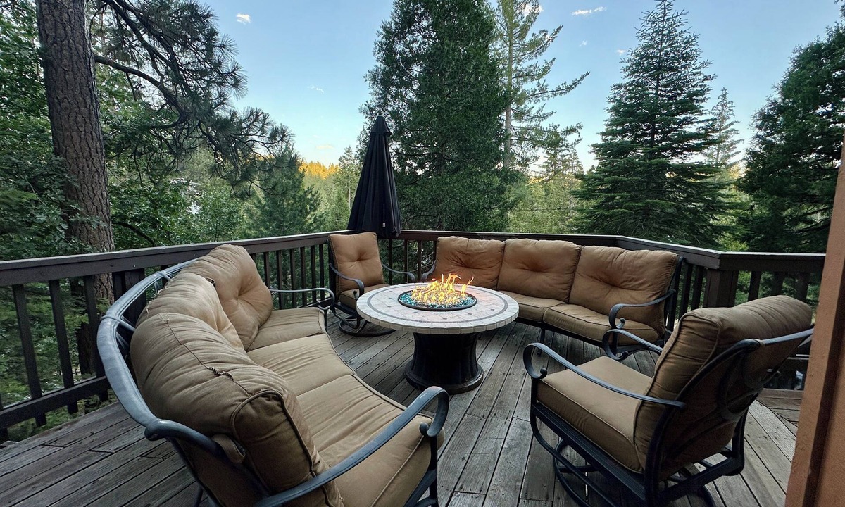 Arnold Cabin | The Treehouse Blue Lake Springs Chalet - Walk to Fly-In-Acres Lake