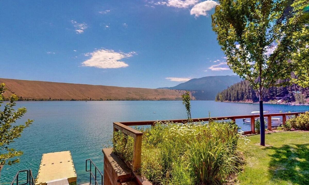 Joseph House | The Treehouse lakefront– scenic family getaway