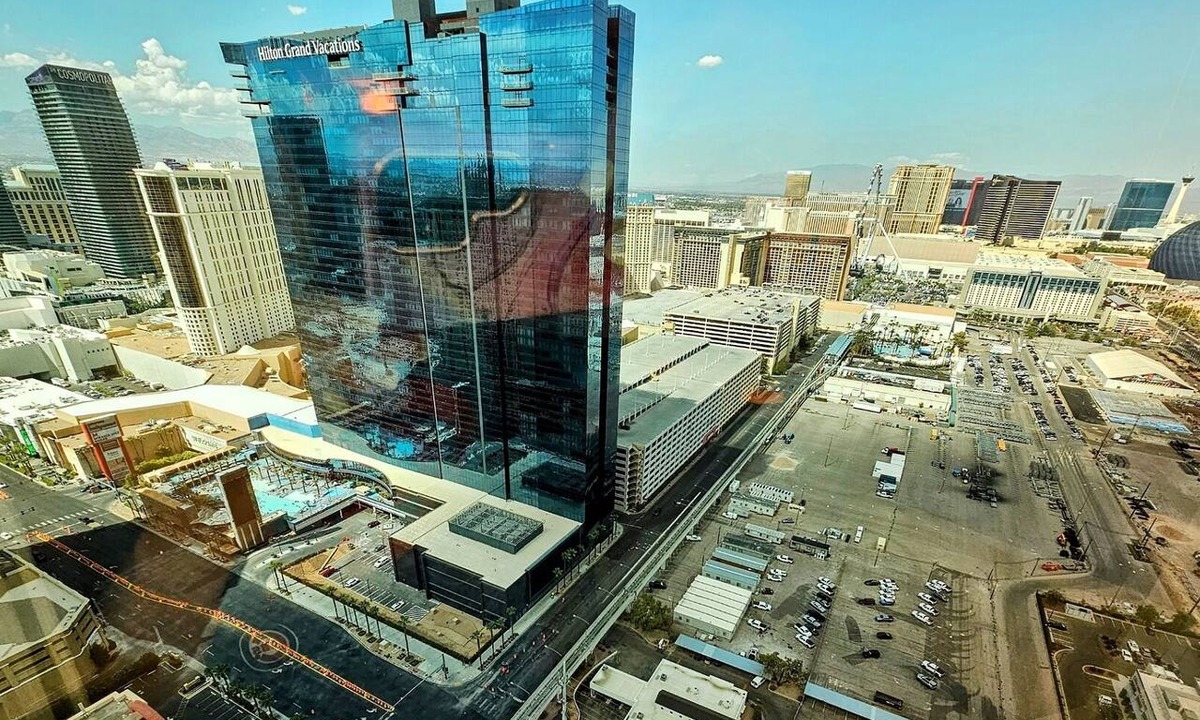 Las Vegas Condo | The Ultimate Vantage: Top 38th Floor Jr. Suite Overlooking the Strip,Sphere,F1!