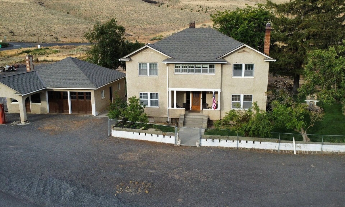 Pendleton House | The Vinson House Historic 5 bedroom 2 bath ranch house