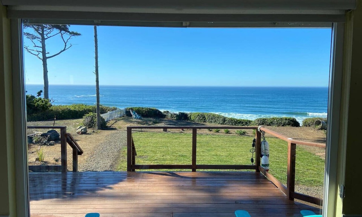 Newport House | The Whale`s Edge, Oceanfront Cottage with view