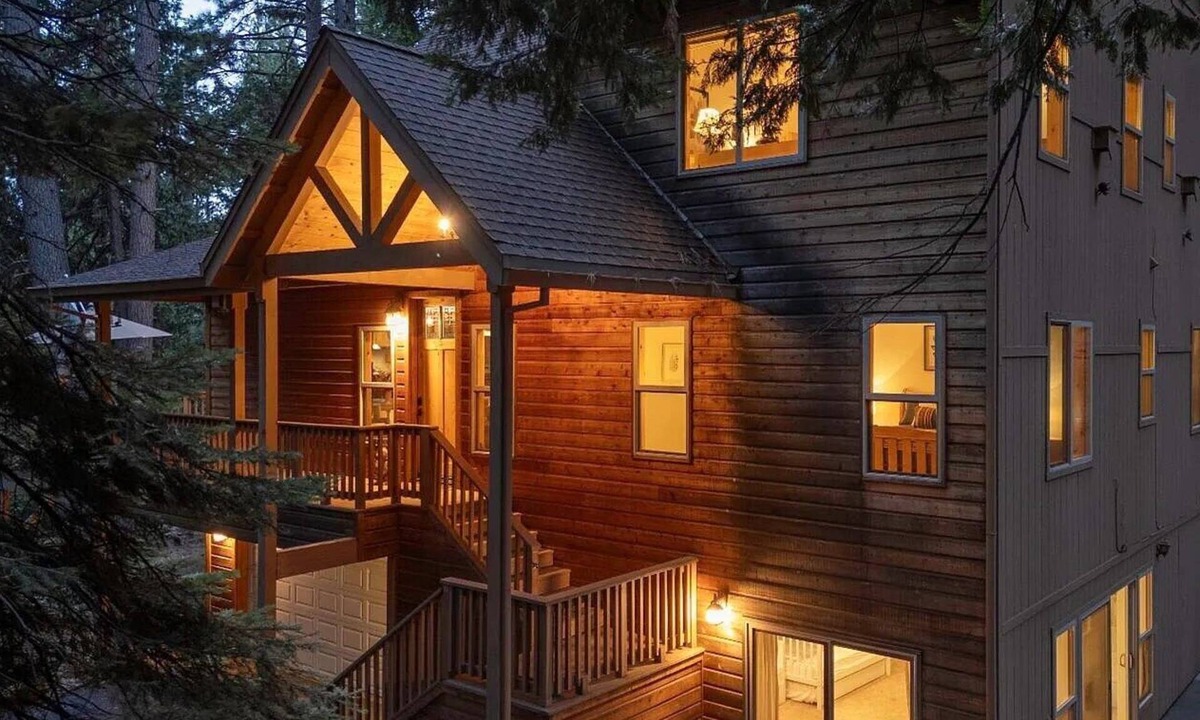 Arnold House | Three Bears Den is a spacious retreat that's just right!
