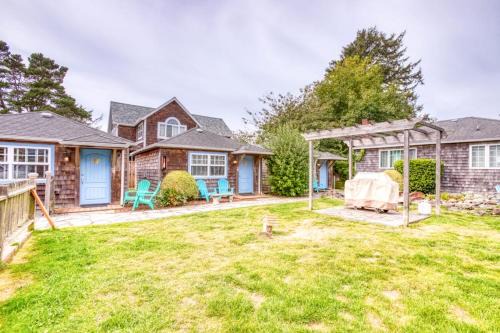 Downtown Cannon Beach House | Three Cozy Cottages with Gas Fireplaces Courtyard & Beach Access - Dog-Friendly