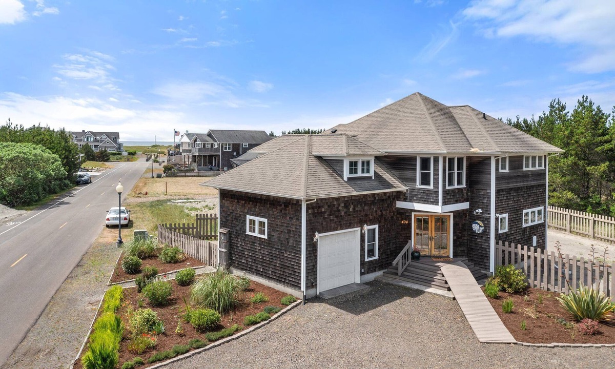 Long Beach House | Three minutes from the Pacific, sleeping up to 11, and steeped in Beatles magic, Here Comes the Sun is where the whole family finally nails that big beach weekend. Load the wagon, grab the skim boards and beach chairs and let it be.