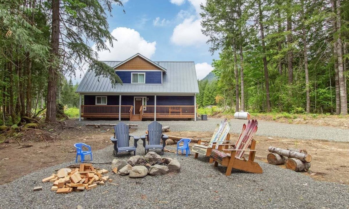 Packwood Cabin | Timbers Edge | Quaint Oasis ~ Hot Tub ~ EV Charger