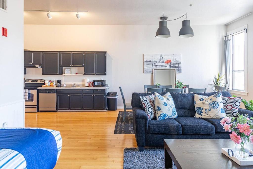 Gaslamp Quarter Hotel | Top Floor Conv Center Free Parking 4 Beds