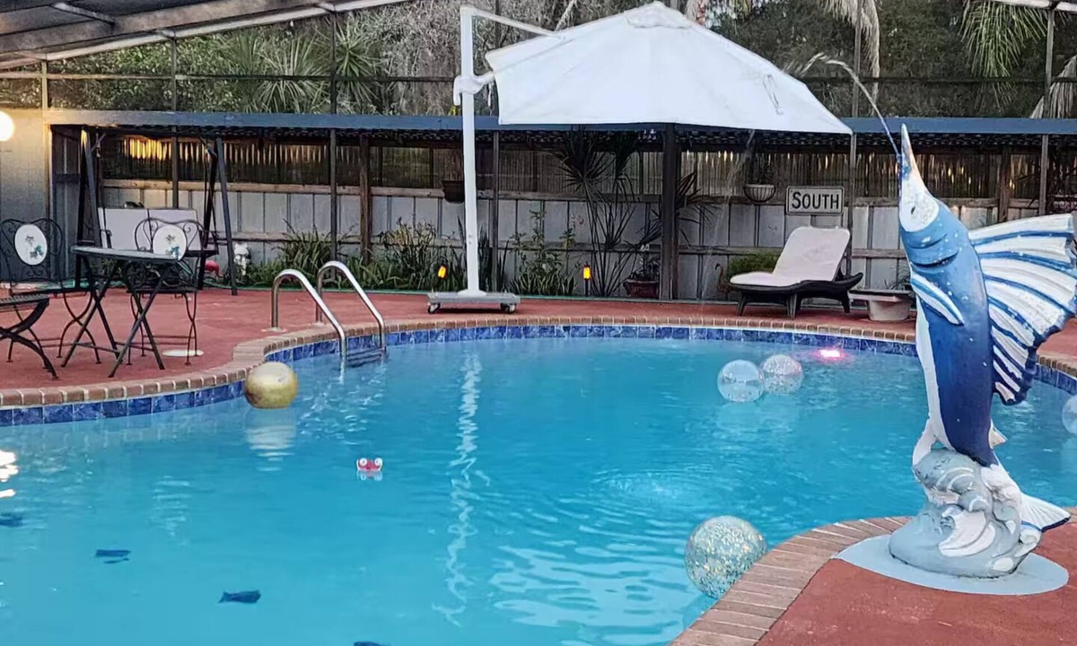 Inverness Apartment | Tranquil Studio with beautiful salt water pool