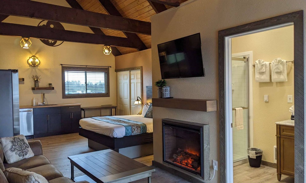 Ocean Shores Hotel | Treasure Chest - Deluxe King Suite with Fireplace, Pet Friendly
