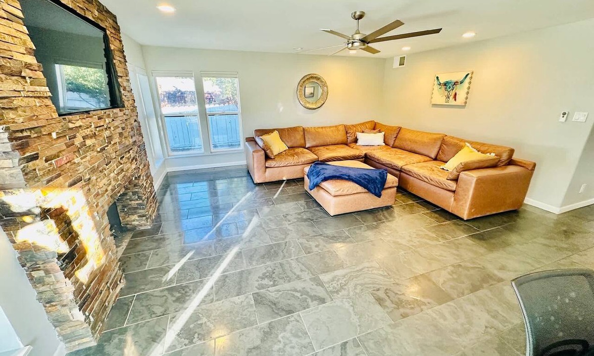 Old Southwest House | Triplex/10TVs/6Bedrooms/Sleeps23