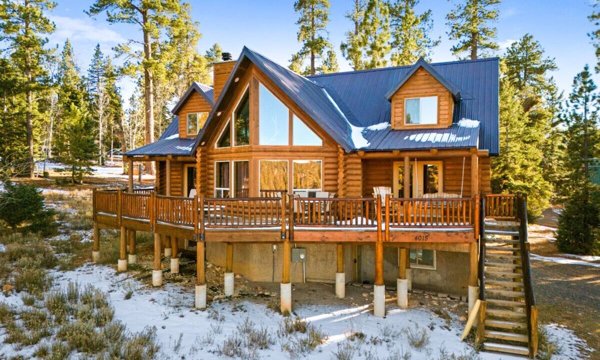 Duck Creek Village Cabin | Trophy Room Retreat - Large Lodge Sleeps up to 15