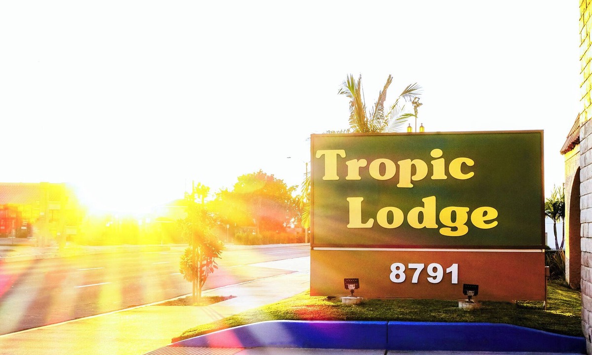 Garden Grove Hotel | Tropic Lodge