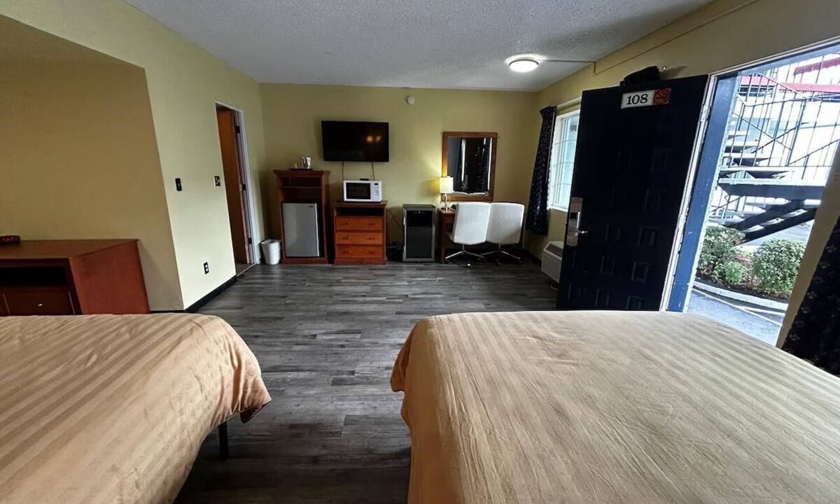 Longview Hotel | Two Budget Rooms Close to Rainier Riverfront Park for Relaxation