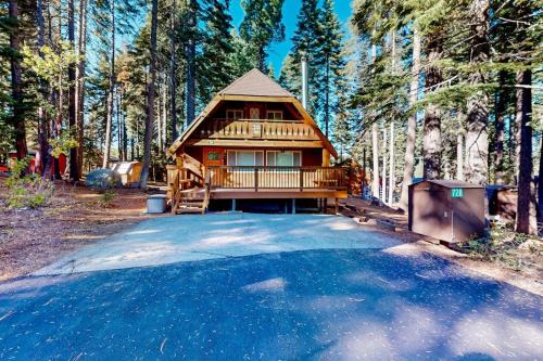 Comstock Acres House | Two-story cabin with a wood fireplace washer&dryer & decks