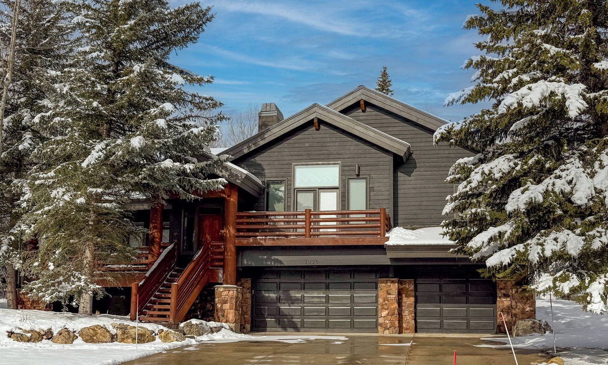 Deer Valley House | Ultimate DV Rental Home! Free Shuttle! Sleeps 15, Hot Tub, Pool Table! 5 Star!