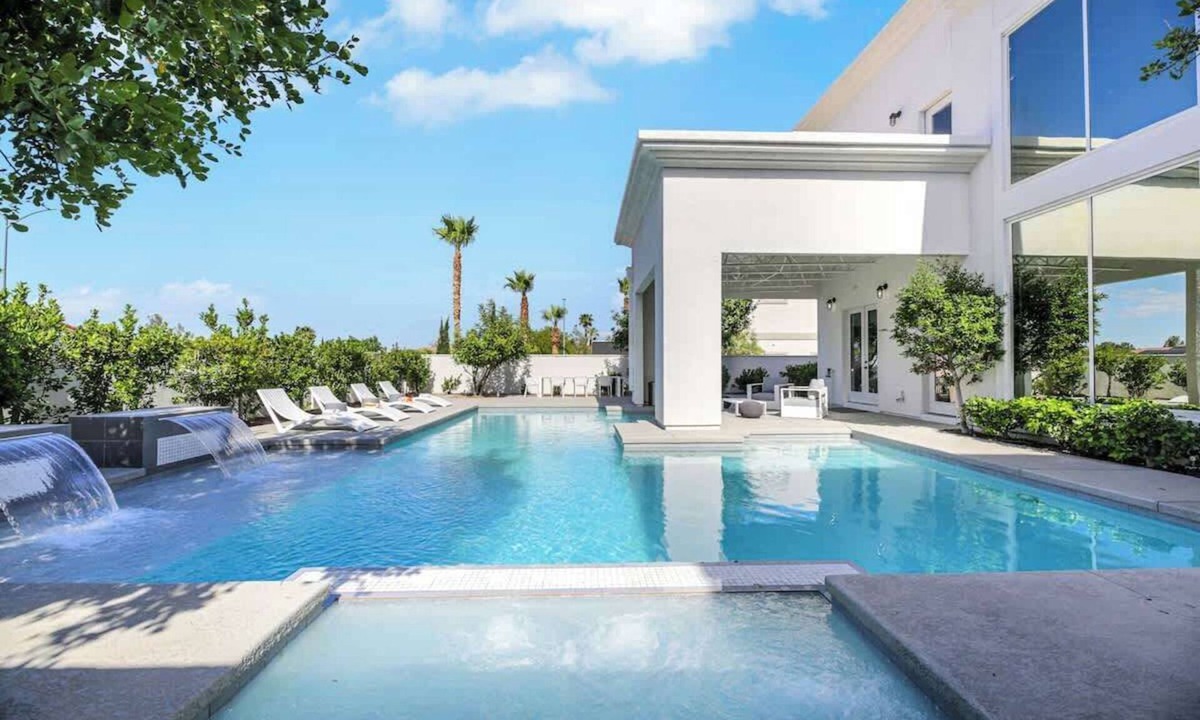 Canyon Gate House | Ultra Luxe Loft Villa 15min to Strip with Heated Pool