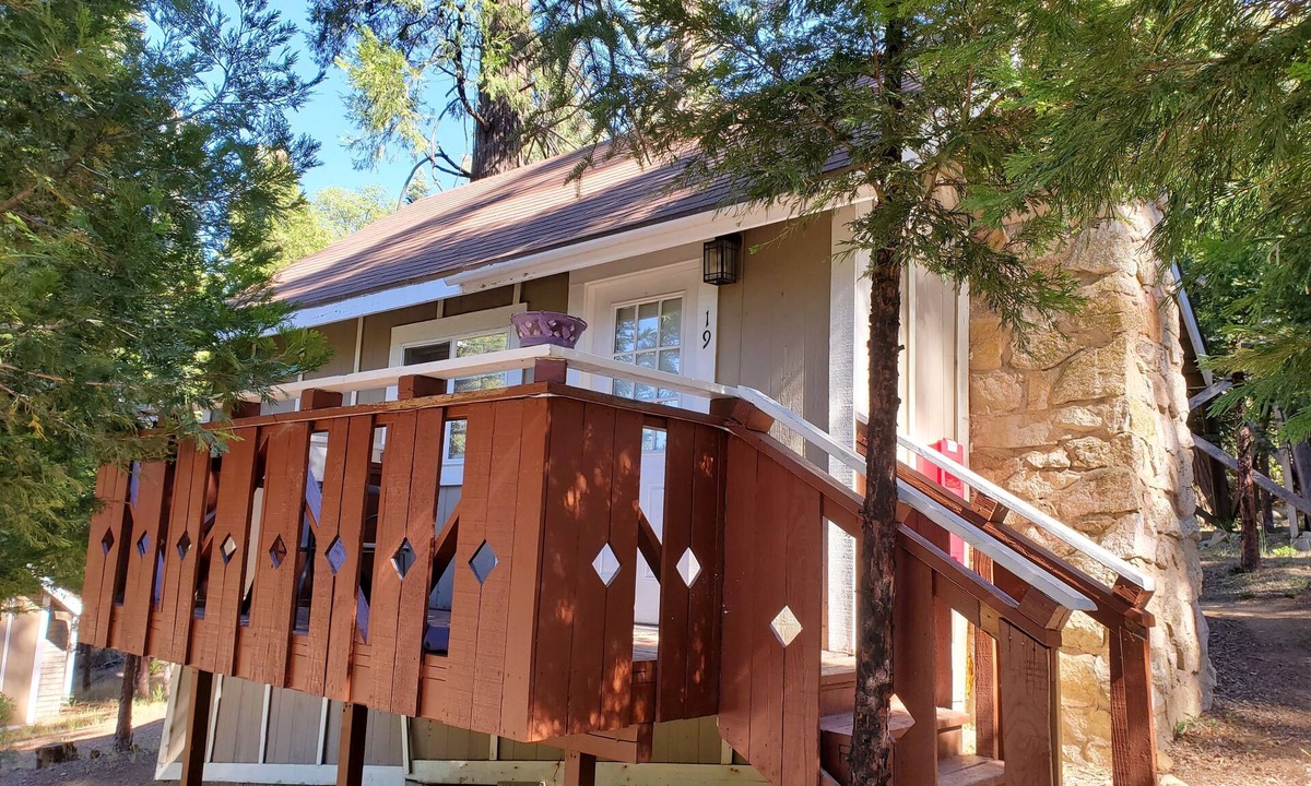 Twin Peaks Cabin | Under the White Fir at The Twin Peaks Lodge