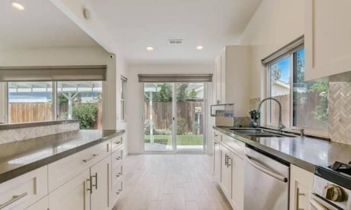 Eastlake House | Unique & Aesthetic Home by Lake ~Nature & Luxury