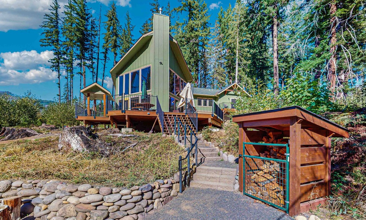 Vida House | Unique riverfront home + cabin with amazing views, deck, & W/D - dog-friendly