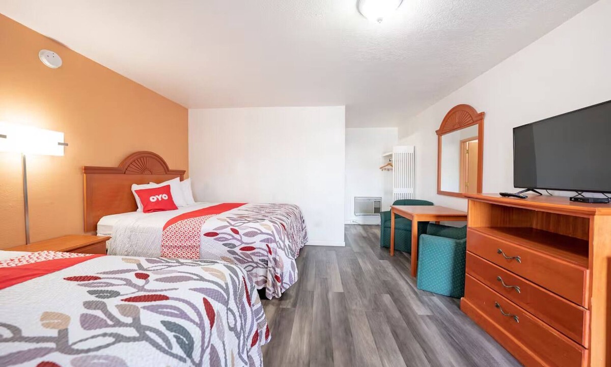 Madras Hotel | Unwind in a Large Queen Room Just Minutes from Crooked River