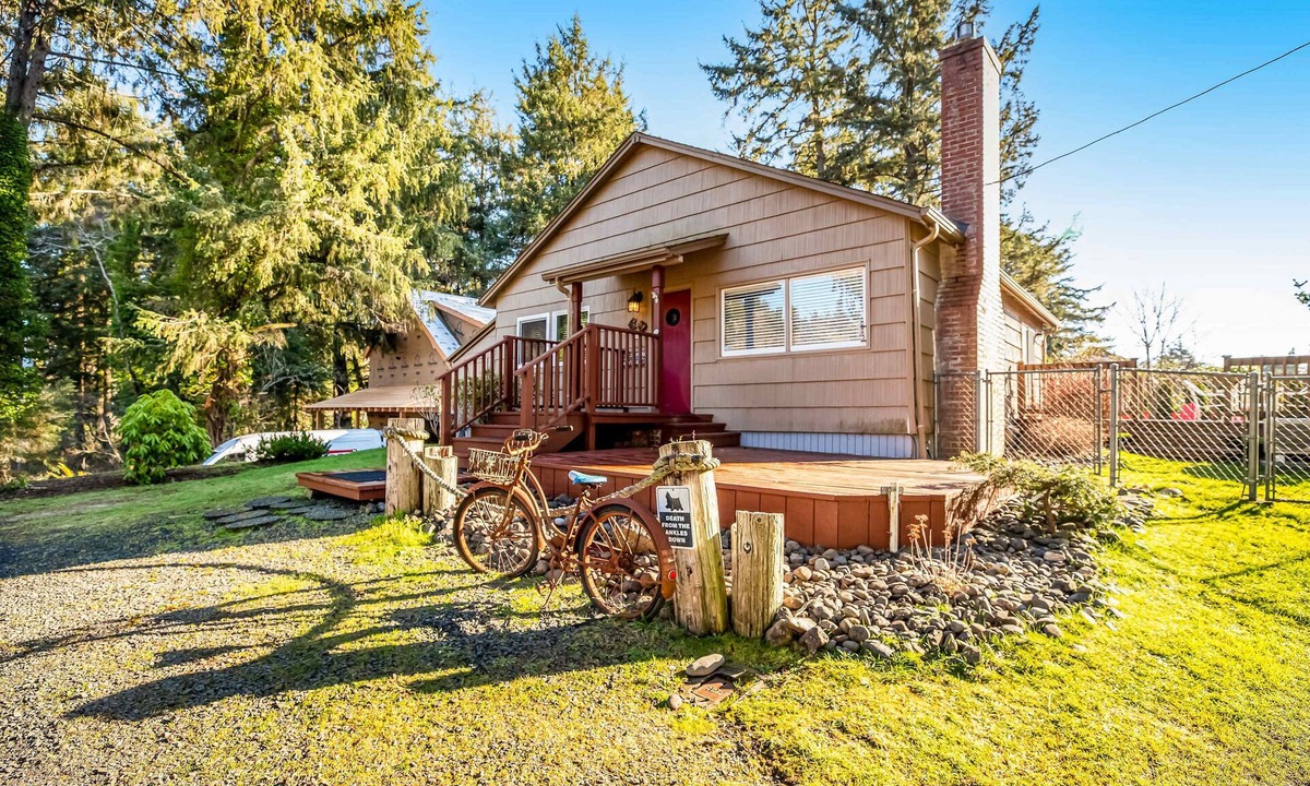Gearhart House | Updated Dog-Friendly Cottage with Outdoor Firepit, Five Blocks from the Beach