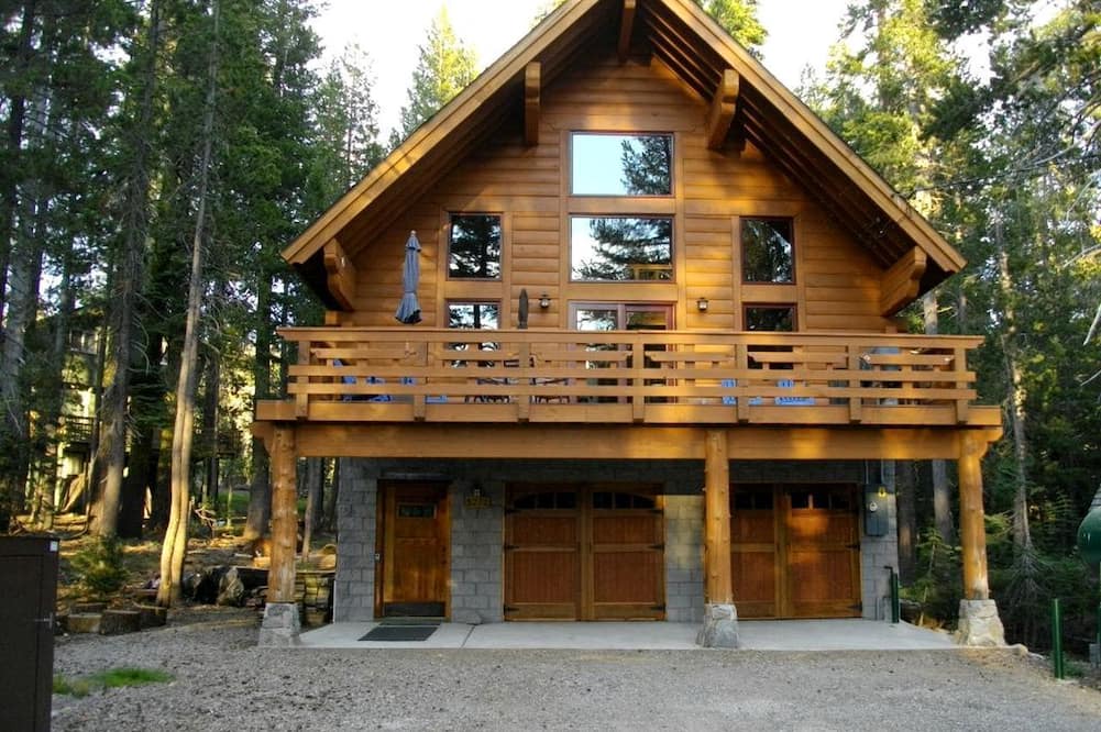 Serene Lakes Cabin | Updated Winter Getaway Great for Skiing in Soda Springs, California
